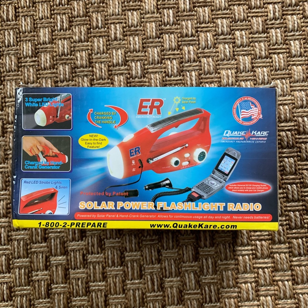 NWT Solar Powered Hand Crank AM FM Emergency Radio Phone Charger Survival Light